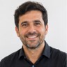 Profissional de imobiliária em atendimento comercial